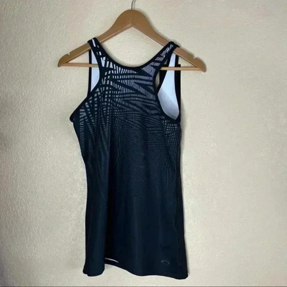 - Oakley tank top - Picture 1 of 6